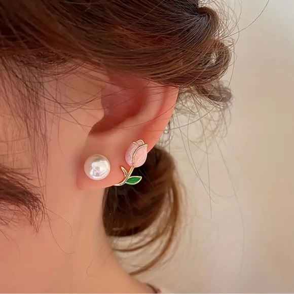NWT! Imitation Pearl Ladies Stud Earrings Fashion Tulip Flower Front And Back. - Picture 4 of 5